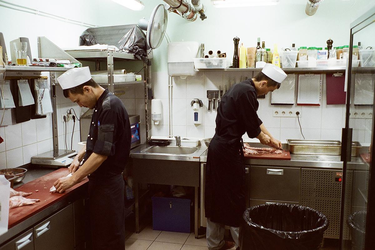 Бастрыкин поручил проверить новосибирское кафе, где сотрудники-мигранты оказывали небезопасные услуги