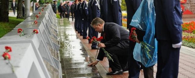 Глава Ставропольского края Владимиров возложил венок к Вечному огню