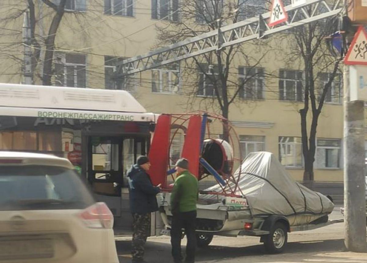 Автобус и катер не поделили дорогу в центре Воронежа