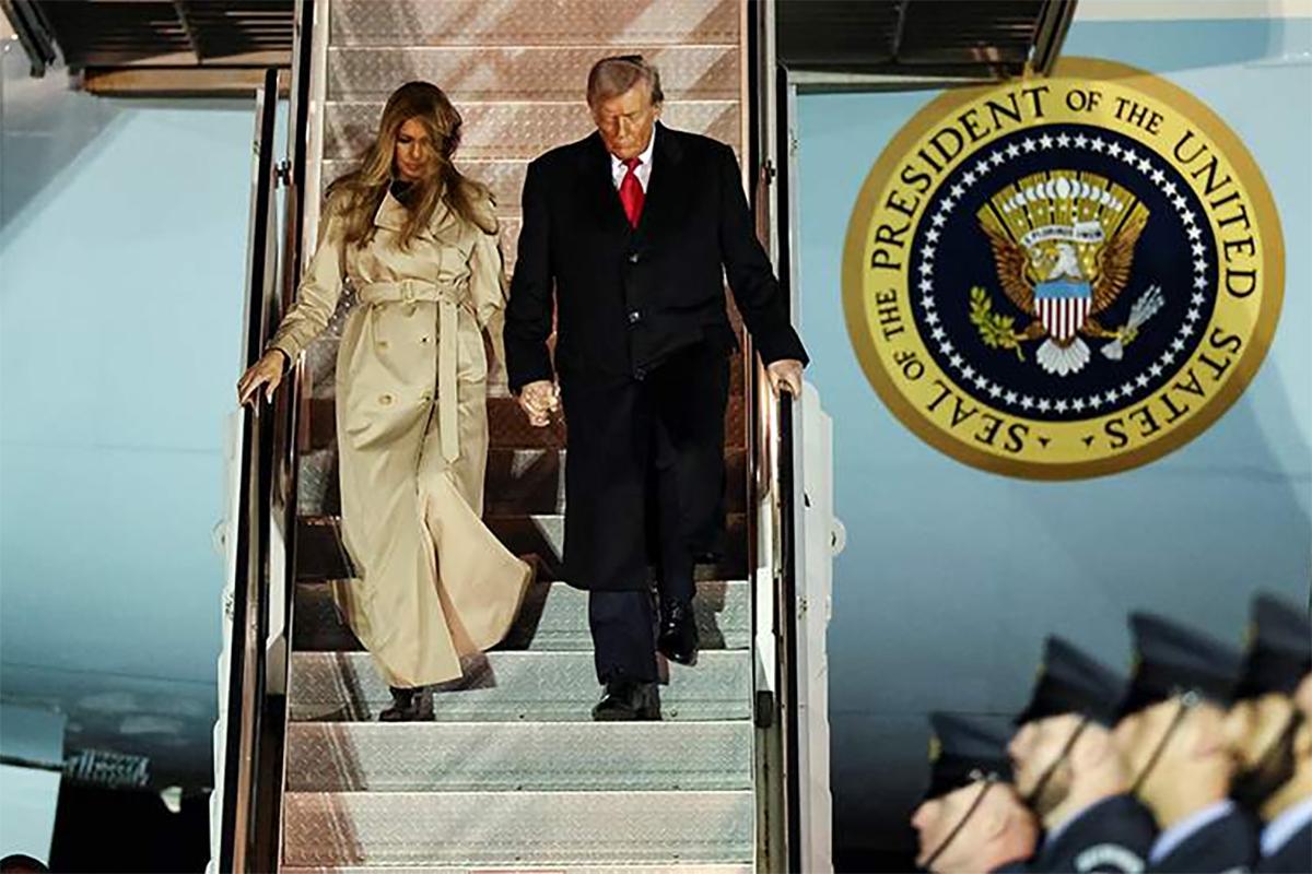 Эксперт по чтению по губам разобрал слова Трампа жене по прилете в Лондон