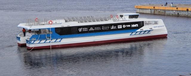 В Петербурге торжественно спустили на воду первый пассажирский катамаран нового типа