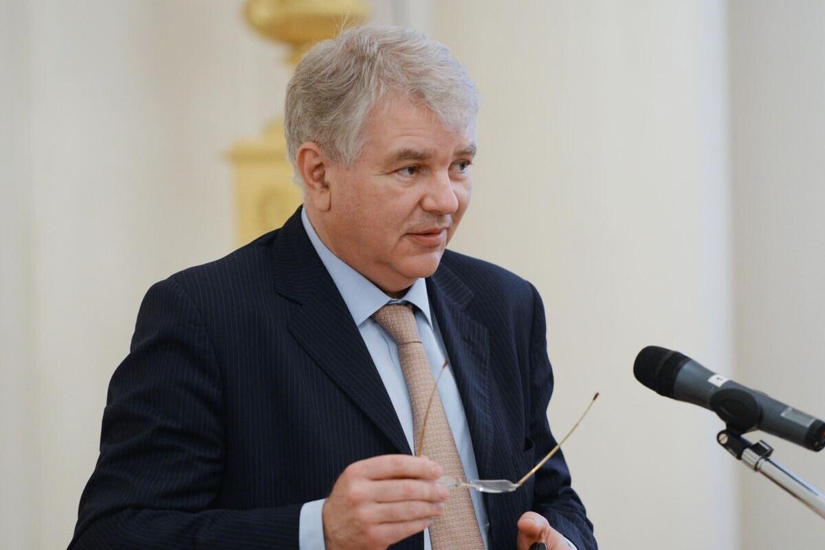 Мешков сменил Париж на Совет Федерации