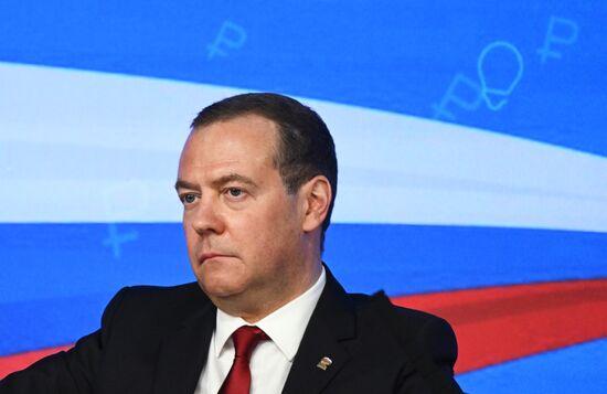 Медведев: США близки к поражению в холодной войне