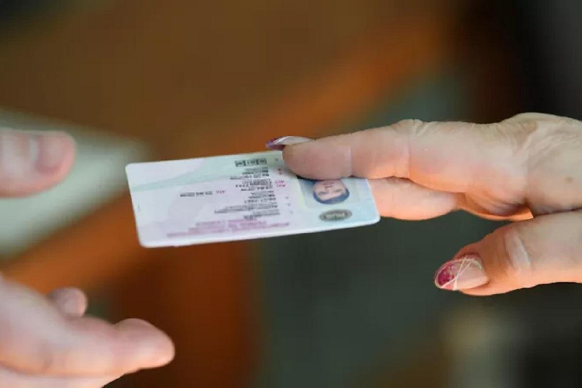 С осени ГИБДД получит право аннулировать права при наличии психических расстройств у водителя