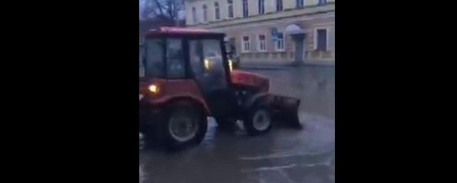 В Нижнем Новгороде трактор пытался разогнать гигантскую лужу