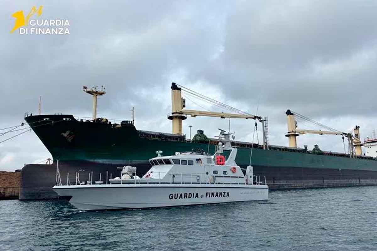 Фингвардия Италии проверяет судно из России на нарушение санкций