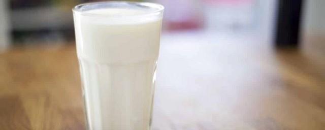Иркутских школьников стали бесплатно поить стаканом молока в день