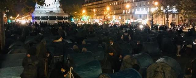 In Paris, police dismantle tents of protesting immigrants