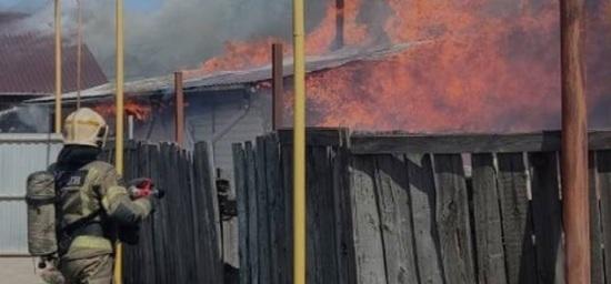 В Барнауле при пожаре продуктами горения отравилась 51-летняя женщина