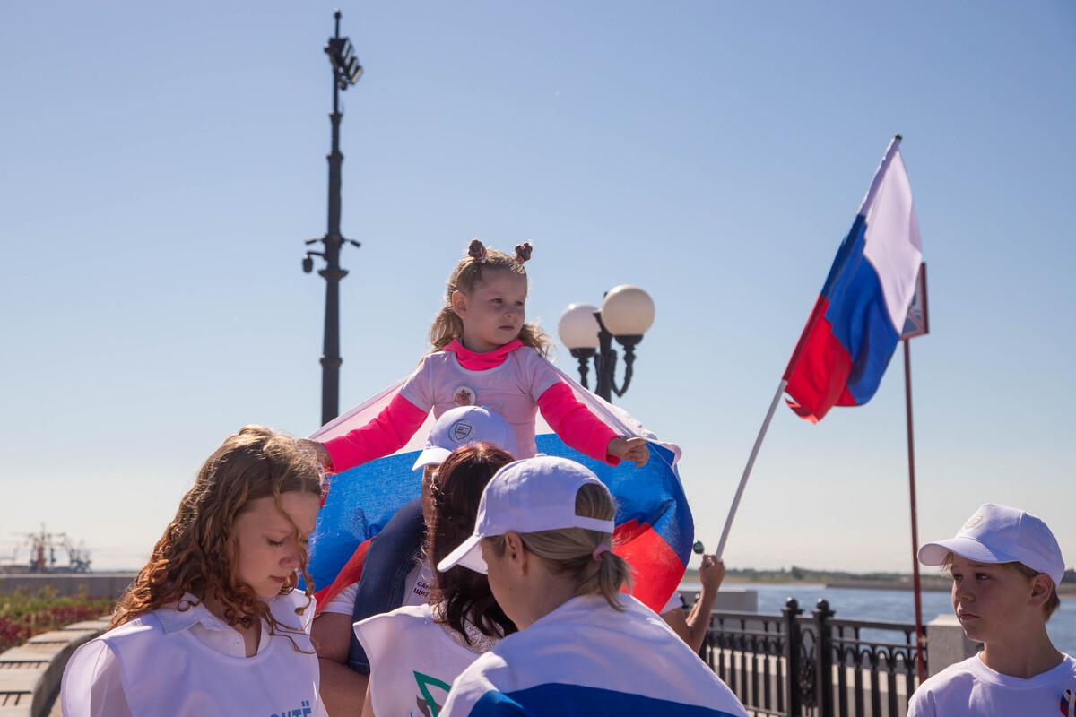 Российский флаг стал популярнее в Благовещенске