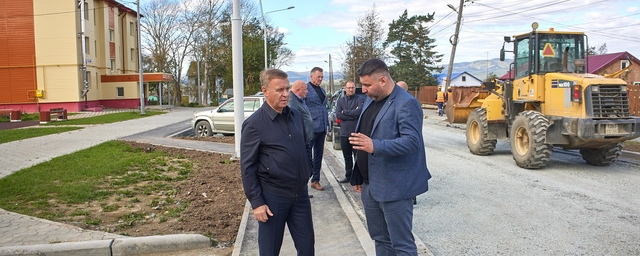 Сергей Надсадин проверил ход строительства дороги и жилого дома в Березняках