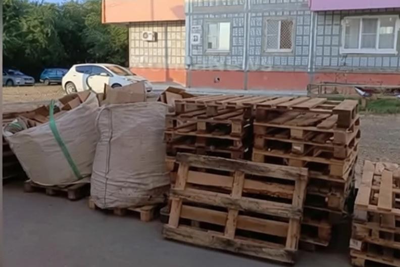 «Думала, тайга горит»: в Комсомольске-на-Амуре магазин превратил двор жилого дома в свалку