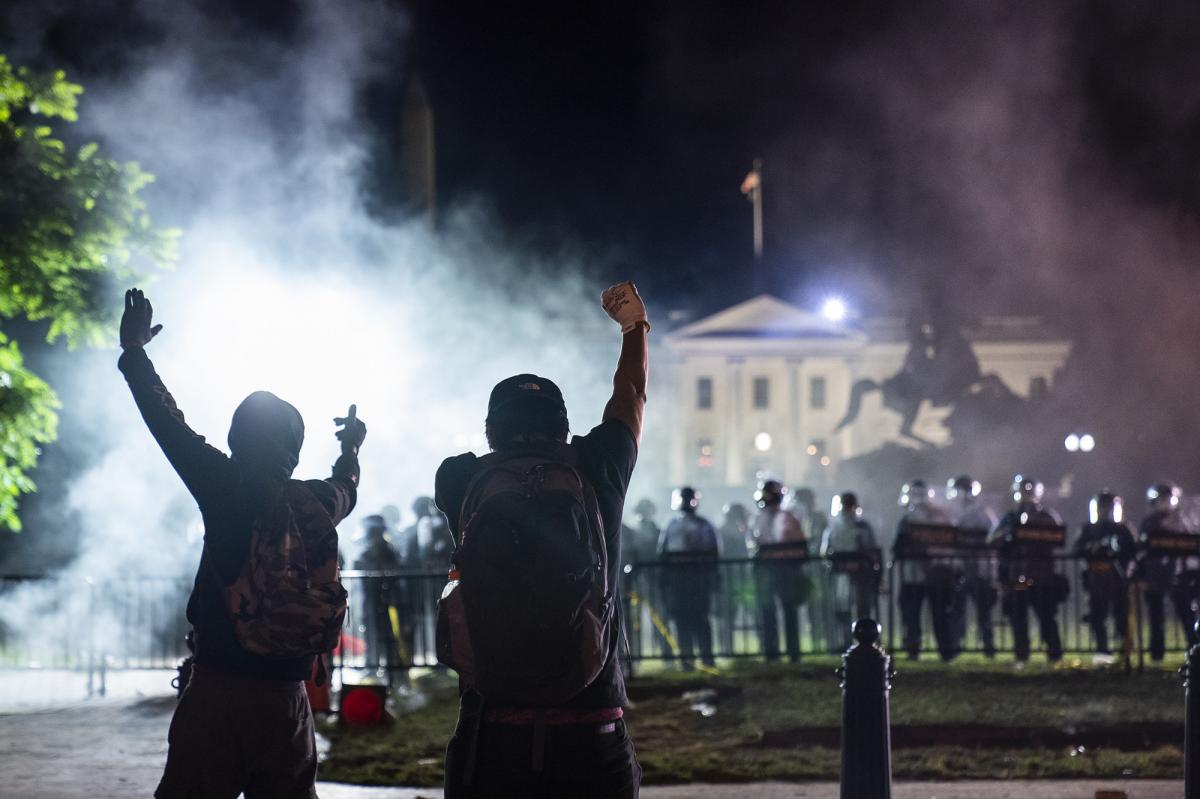 В США участники акции протеста осадили Белый дом