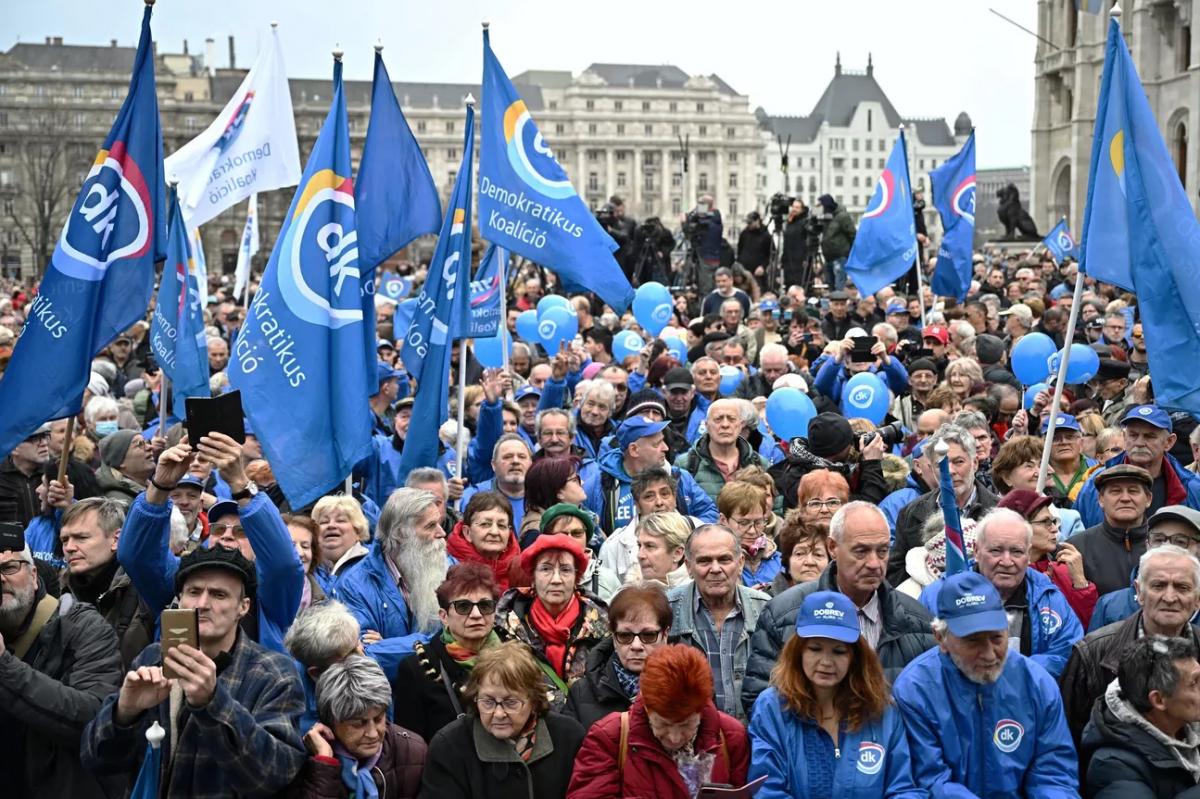 В Будапеште оппозиция вышла на митинг, требуя прямых выборов президента