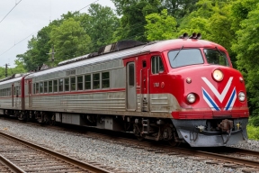 В Челябинской области поезд врезался в мусоровоз