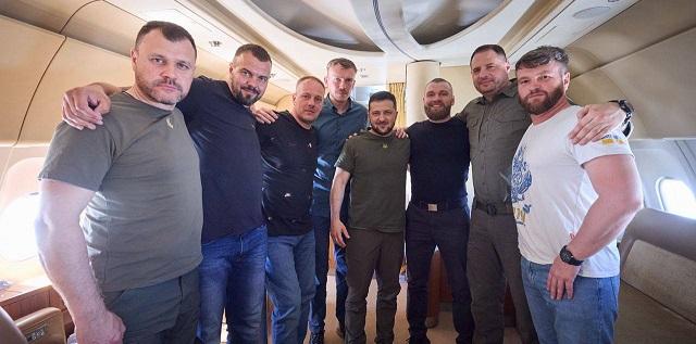 Зеленский сообщил о возвращении на Украину командиров нацполка «Азов»