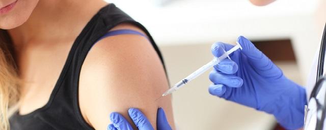 Обязательную вакцинацию от ковида ввели для некоторых жителей Смоленской области