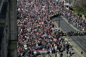 «Мы не будем украинской колонией»: венгры вышли на марш в поддержку Орбана