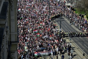 «Мы не будем украинской колонией»: венгры вышли на марш в поддержку Орбана