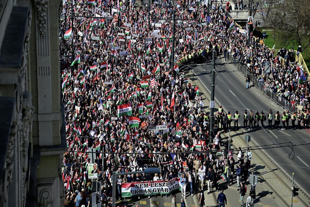 «Мы не будем украинской колонией»: венгры вышли на марш в поддержку Орбана