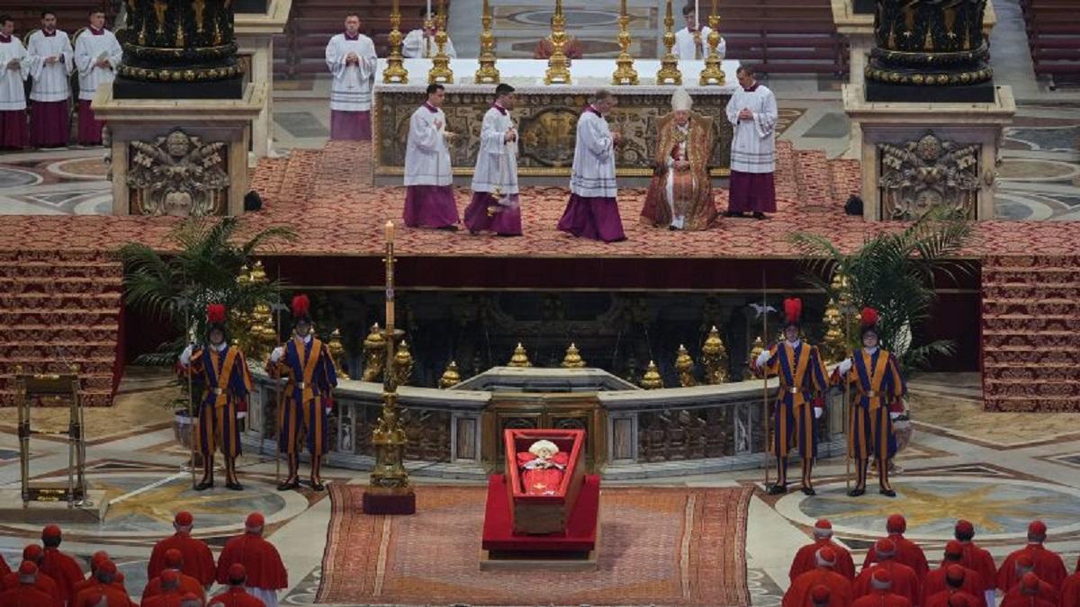 Новосибирские католики прощаются с папой римским Франциском