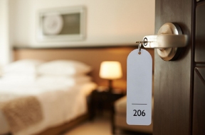 Воровство на отдыхе: эксперт назвала топ предметов, которые гости вывозят из отелей