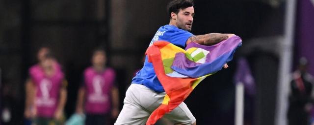 Чемпионат мира по футболу: во время матча Португалия-Уругвай на поле появился человек с радужным флагом