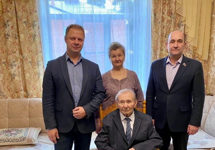 Глава г.о. Электрогорск Дорофеев поздравил с 96-летием ветерана ВОВ Сергея Лобикова