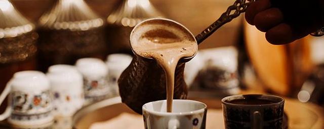 Регулярное употребление более трёх чашек кофе в день может навредить почкам
