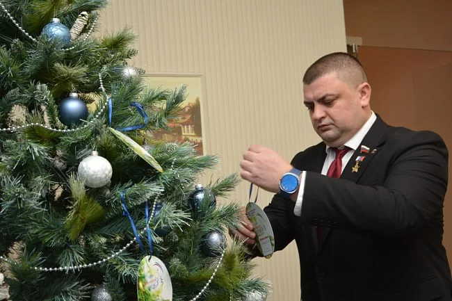 Спикер Воронежской гордумы Андрей Дьяченко в рамках акции «Елка желаний» подарил детям с ОВЗ спортинвентарь для реабилитации