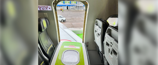 В Чите женщина случайно открыла запасной выход в самолете и сорвала рейс до Москвы