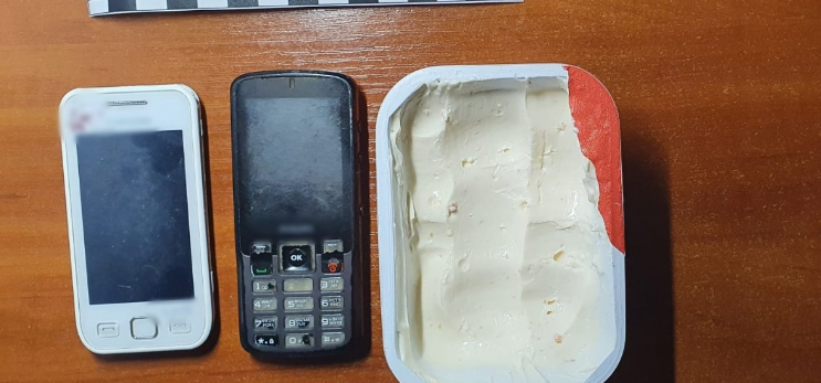 В Курске в колонию пытались передать два телефона в плавленом сыре