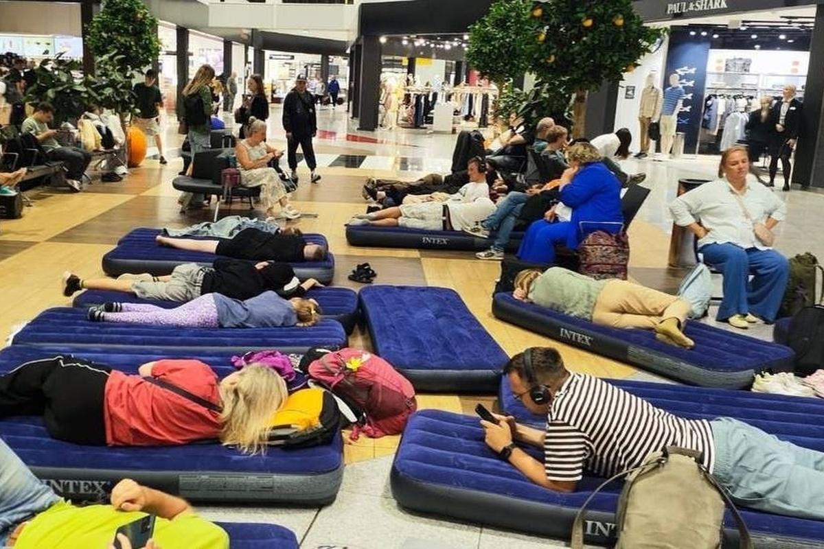 Пассажирам задержанных рейсов в Шереметьево стали выдавать матрасы