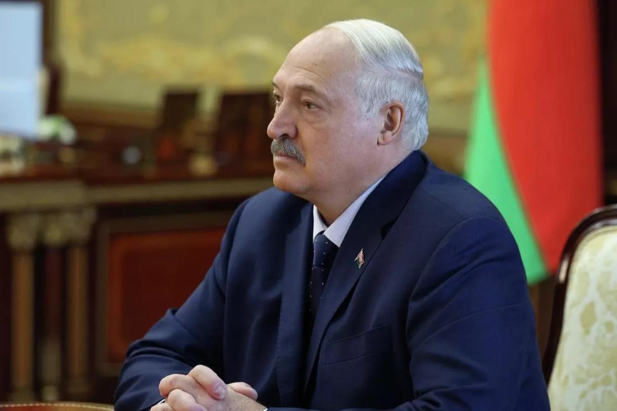 Лукашенко назвал полным дураком того, кто считает, что он держится за власть
