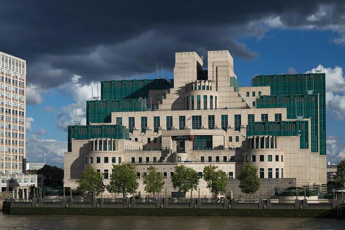 Британская MI6 завербовала двух китайских чиновников