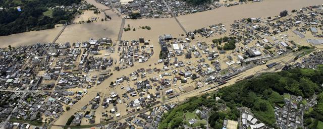 В Японии из-за оползней и наводнений погибли 16 человек