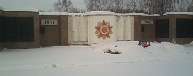 В Карабаше Вечный огонь на Мемориале славы занесло снегом
