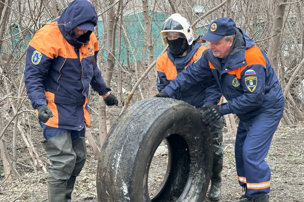 Новосибирские спасатели освобождают путь для талых вод, вылавливая отходы из рек