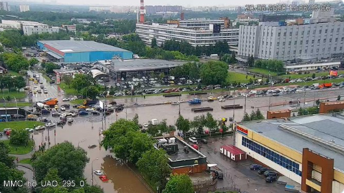 На юге Москвы из-за ливня затоплены несколько улиц