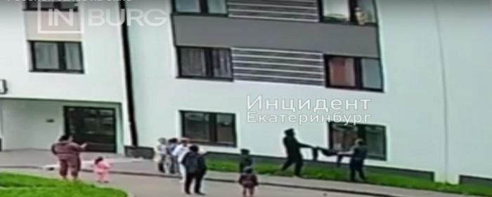 В Екатеринбурге ребенок долго стоял на карнизе третьего этажа, пугая прохожих