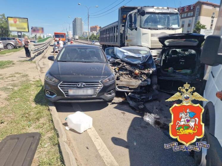 Массовое ДТП с шестью автомобилями блокировало Комсомольский проспект в Люберцах
