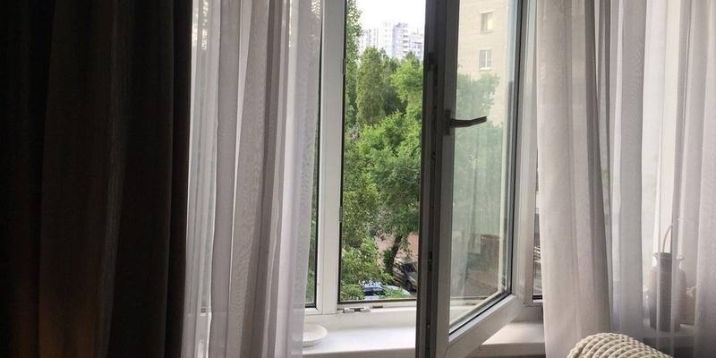 В трагедии вновь фигурирует москитная сетка: годовалый мальчик выпал из окна в Воронеже