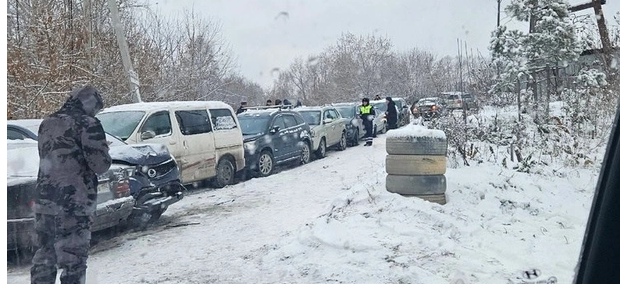 В Новосибирске 15 машин собрались в паровозик