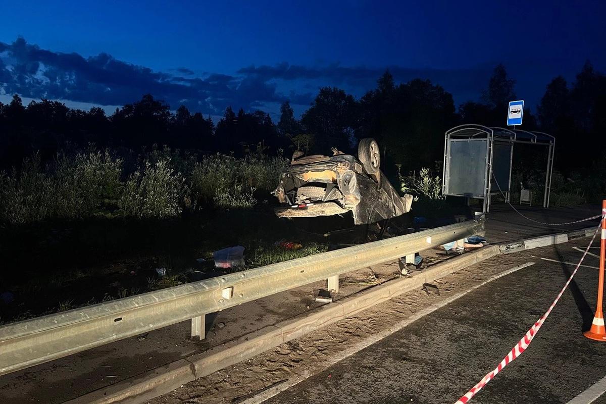 В Новгородской области перевернулся автомобиль, в котором погибло двое пассажиров