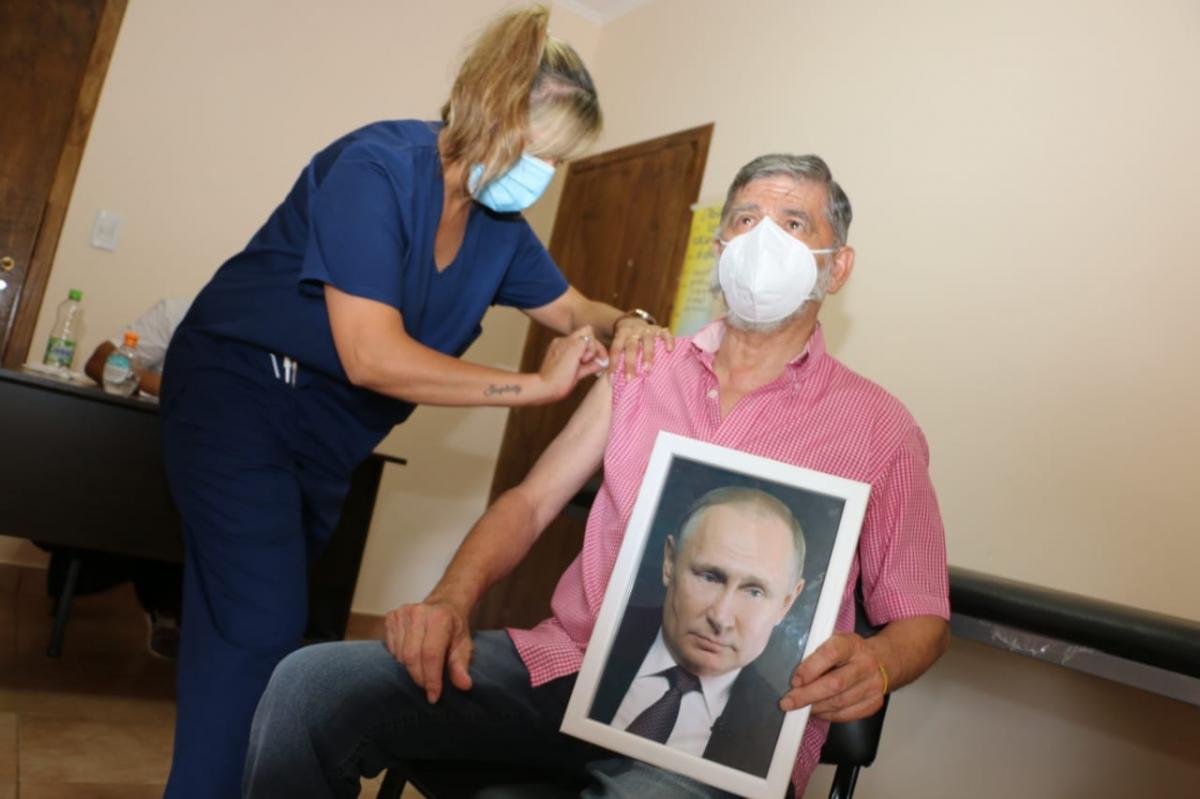 Мэр аргентинского города рассказал, почему вакцинировался с портретом Путина