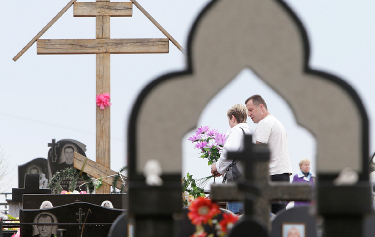 Представитель Русской православной церкви объяснил, почему не рекомендуется приносить еду на кладбище