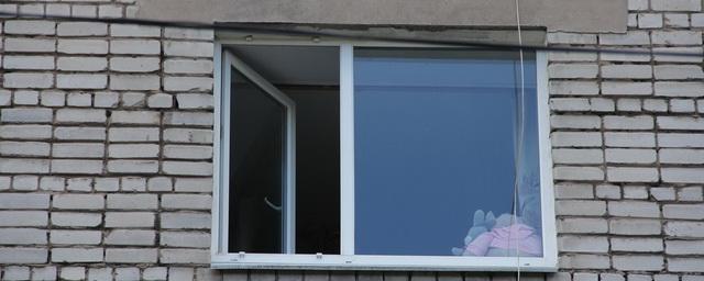 В Омской области из окна 5 этажа выпал маленький ребенок