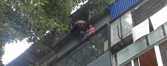В Татарстане спасатели сняли с козырька балкона четырехлетнюю девочку