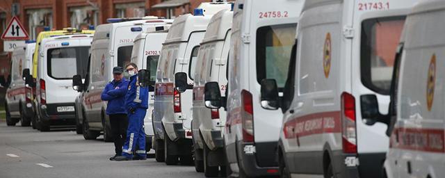 Власти объяснили очереди из скорой помощи у стационаров Петербурга