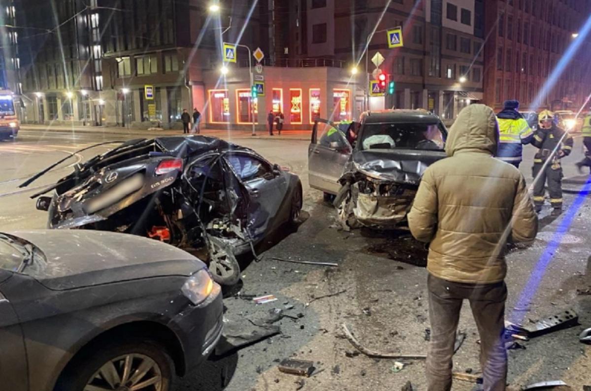 В Санкт-Петербурге столкнулись на дороге пять автомашин, пострадало два человека